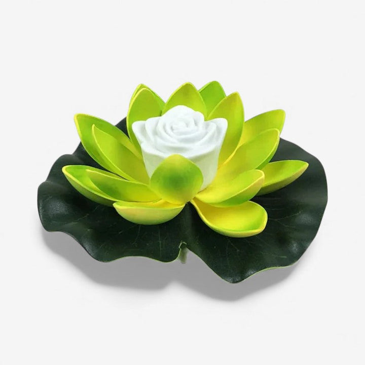 Lotusbloem met groengele bloemblaadjes en een wit roosvormig lichtje op een donkergroen blad 1