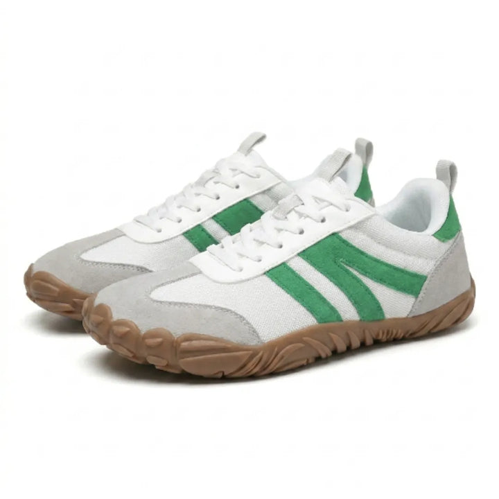 Twee witte veterschoenen met groene strepen en grijze neuskappen, schuin van voren, met een bruine zool met diep profiel. 34