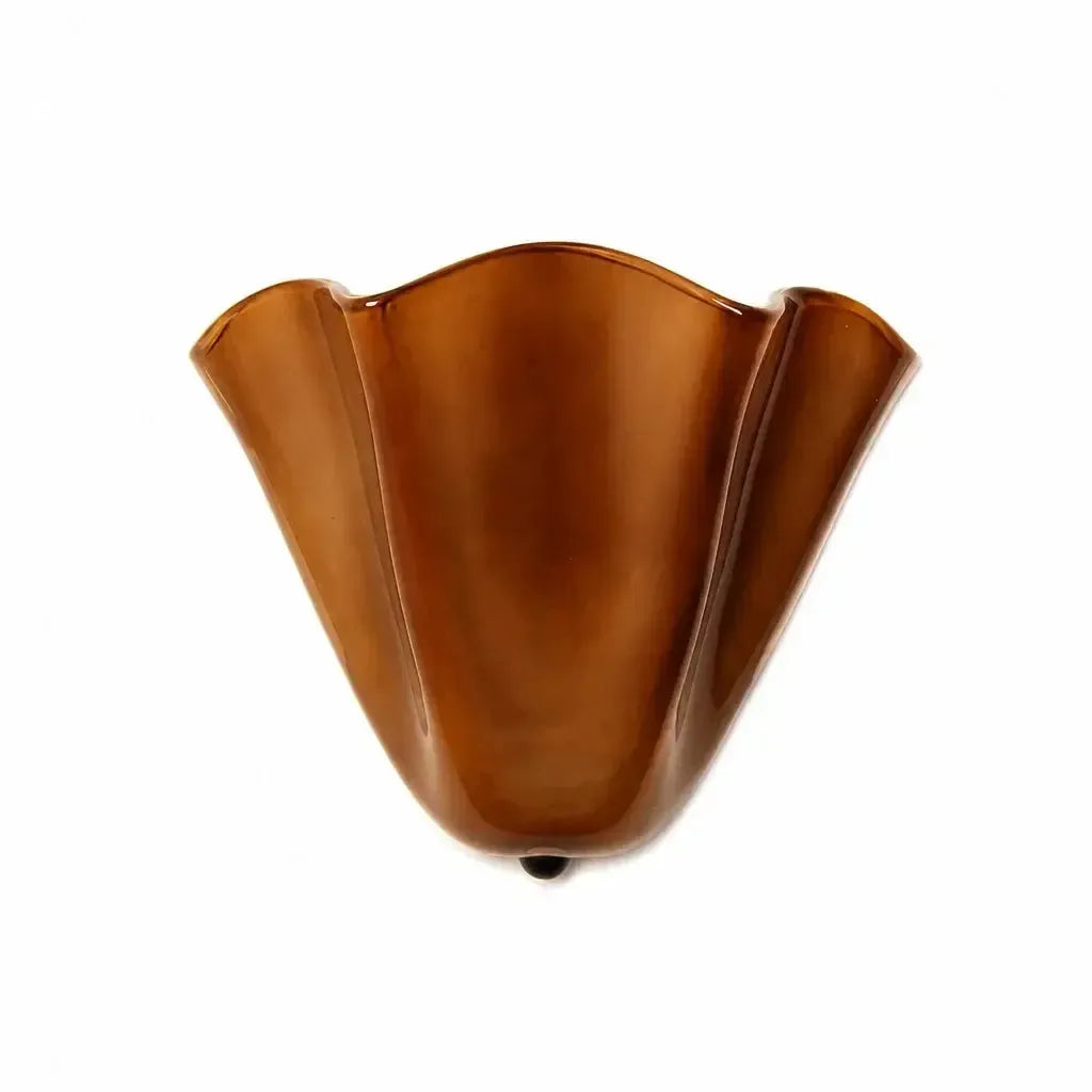 Productfoto van de koperbruine glazen wandlamp met golvende rand en klein donker knopje onderaan, op witte achtergrond. 12