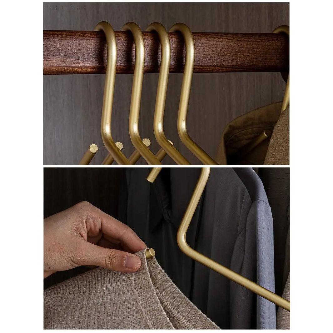 Luxury Non-Slip Clothes Hangers - Closura