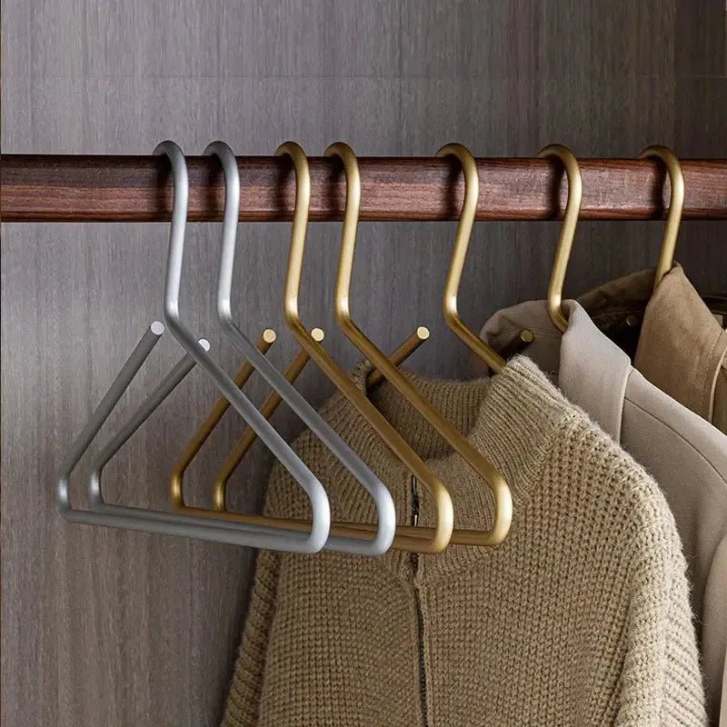 Luxury Non-Slip Clothes Hangers - Closura