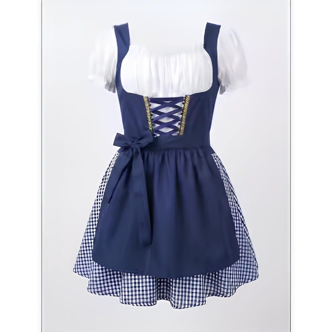 Voorkant van de donkerblauwe dirndl met wit pofmouwenbovenstuk, vetersluiting, strik aan de schort en blauw-wit geruite onderrok. 2