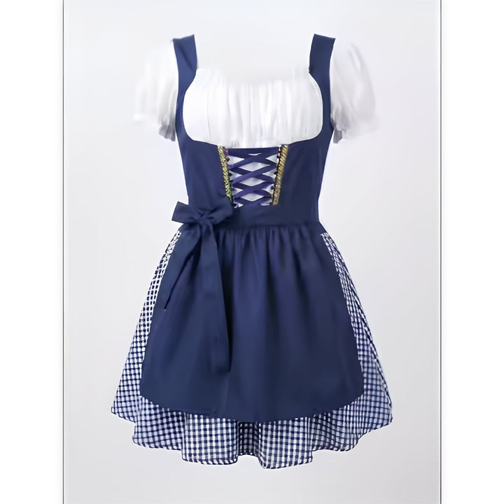 Voorkant van de donkerblauwe dirndl met wit pofmouwenbovenstuk, vetersluiting, strik aan de schort en blauw-wit geruite onderrok. 2