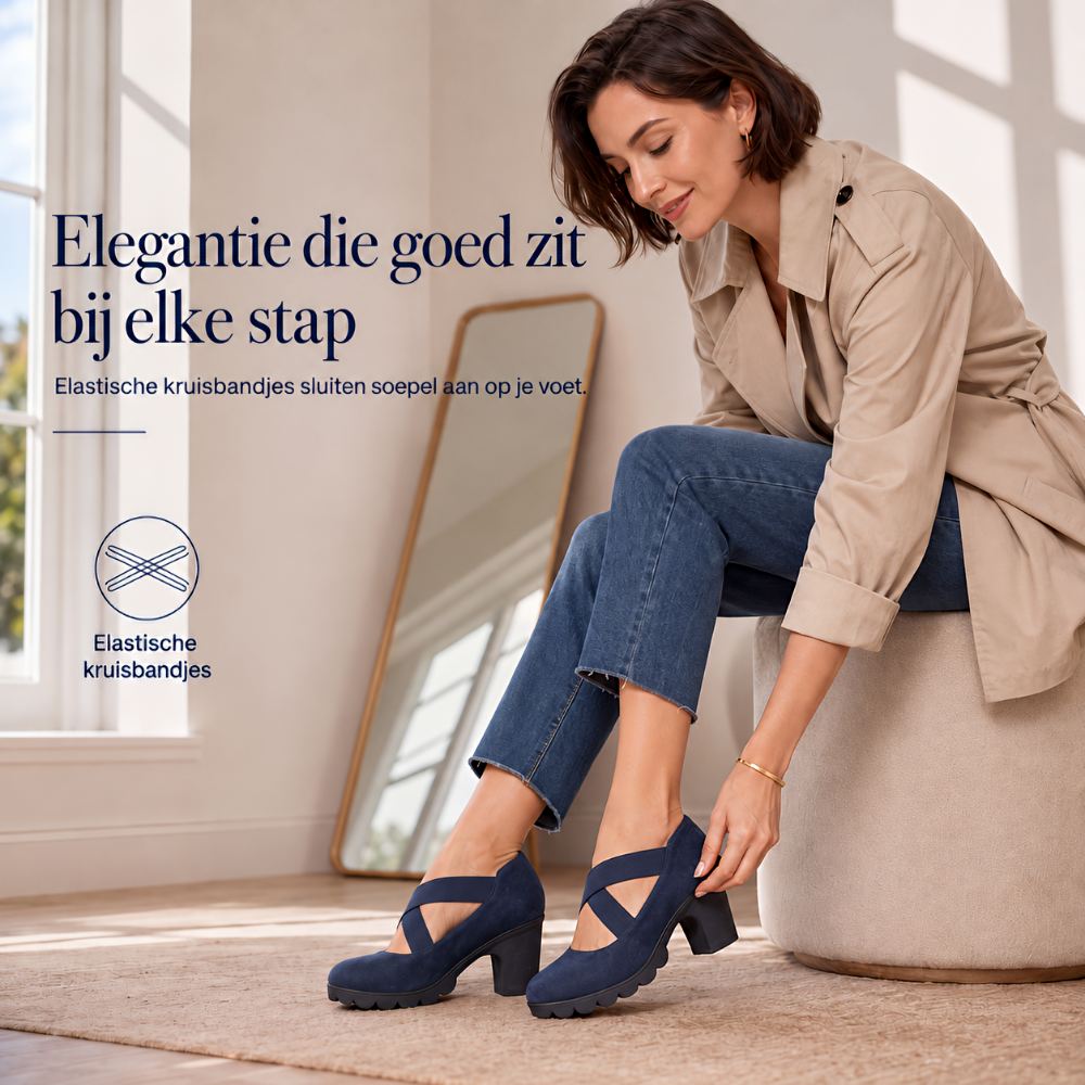Vrouw in trenchcoat zit op een poef en past de gekruiste elastische bandjes van haar blauwe schoenen aan. 4