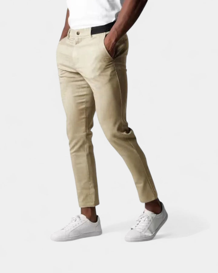 Model draagt de beige broek met handen in de zakken, schuin van voren gezien 3