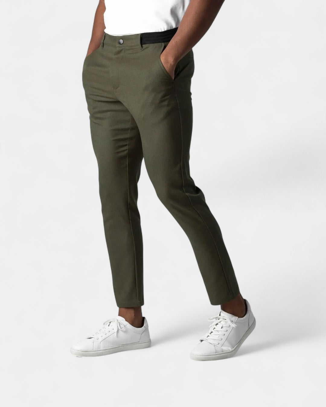 Model draagt de olijfgroene broek met elastische tailleband en witte sneakers 4