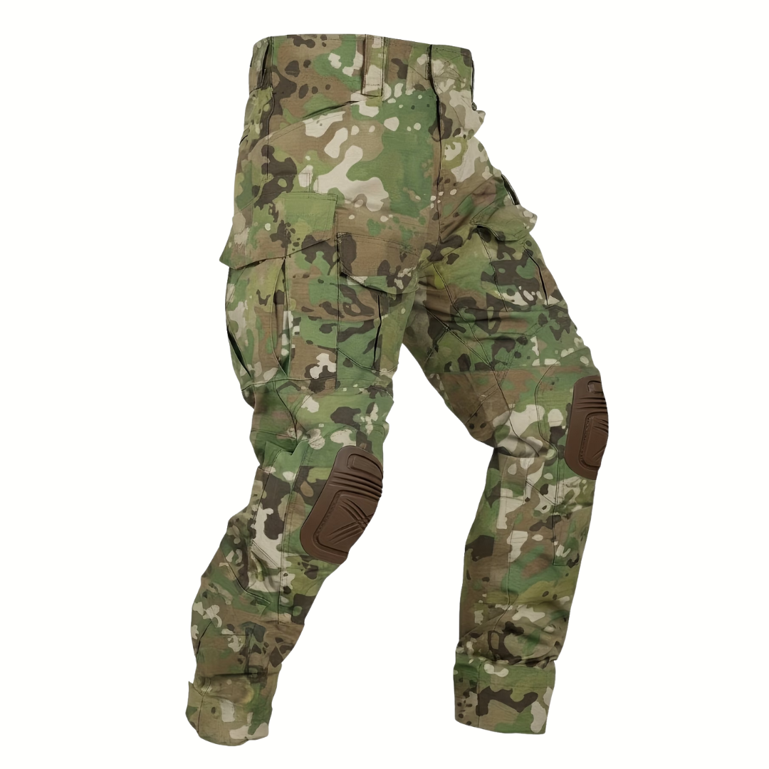 Cargobroek in groen en bruin camouflageprint met bruine kniekappen, schuin van voren losgelegd op een witte achtergrond. 13