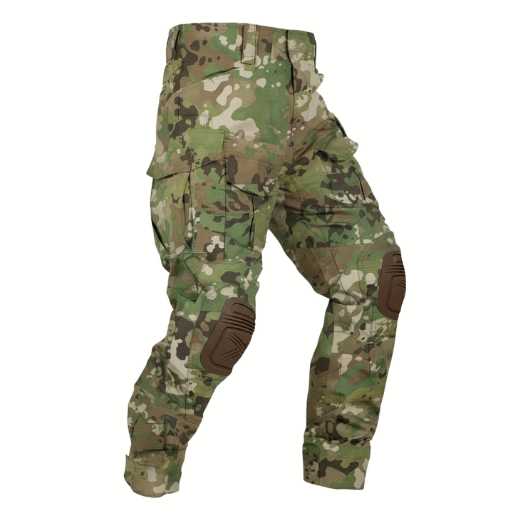 Cargobroek in groen en bruin camouflageprint met bruine kniekappen, schuin van voren losgelegd op een witte achtergrond. 13