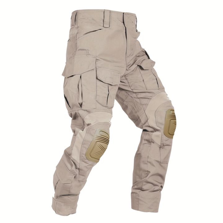 Beige cargobroek met beige kniekappen en klepzakken, schuin van voren losgelegd op een witte achtergrond. 11