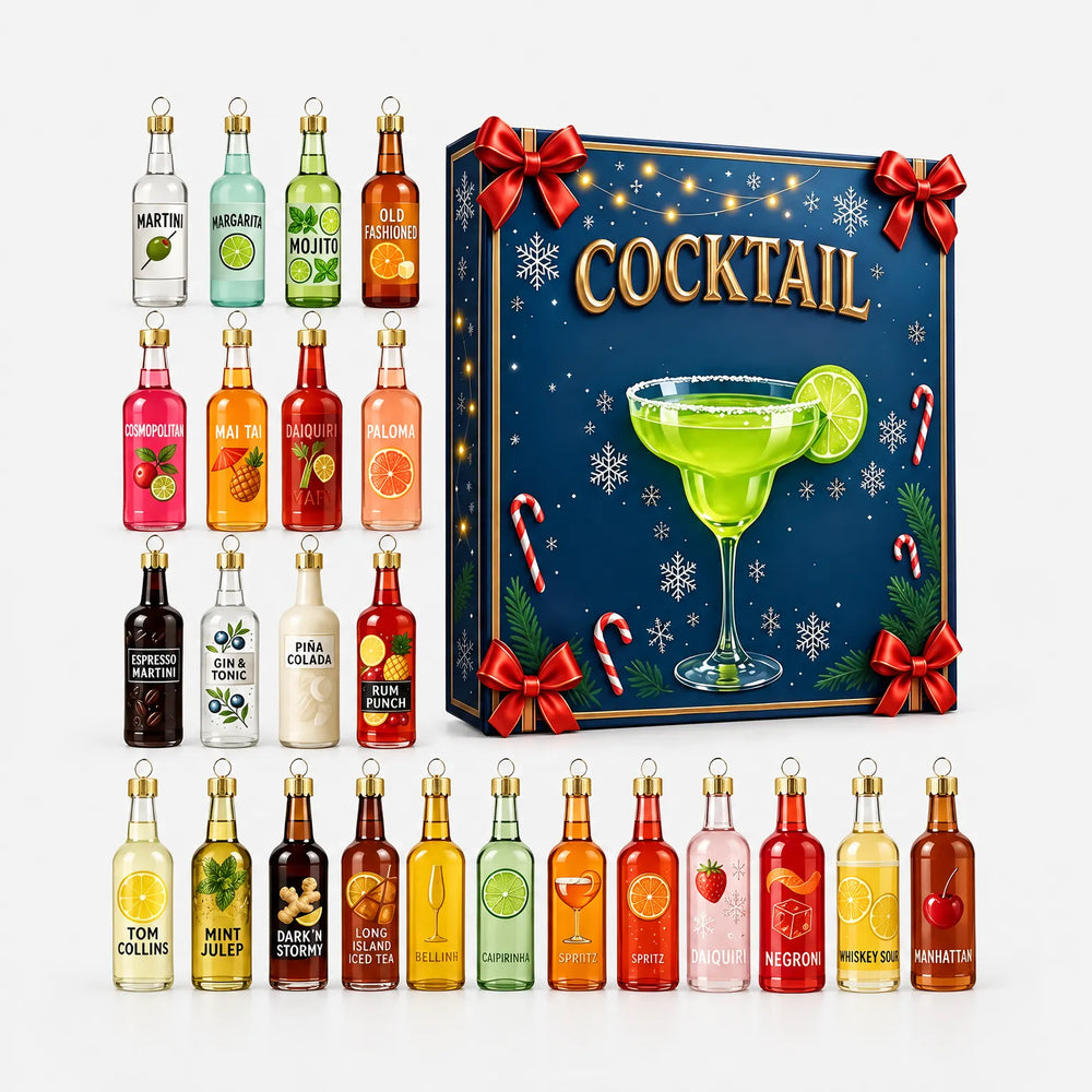 Alle 24 gekleurde flesornamenten met gouden dopjes, uitgestald naast de blauwe cadeaudoos met kerststrikken en een groen cocktailglas. 2