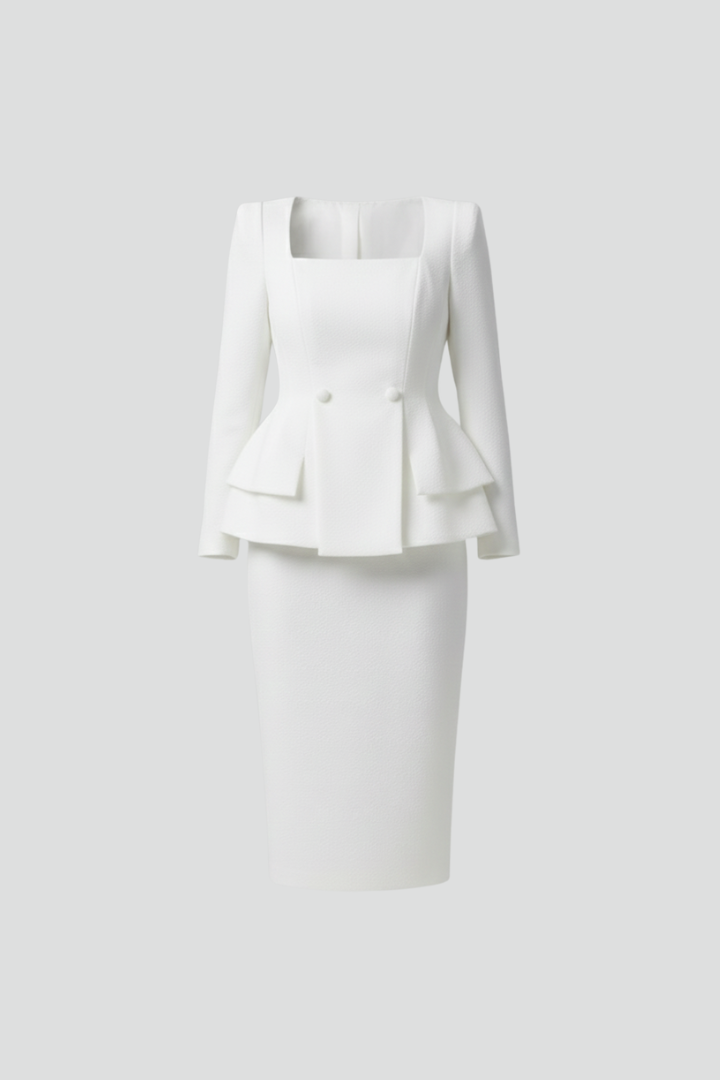 Het witte pak los gefotografeerd op een lichte achtergrond, met vierkante hals, twee knopen en dubbele peplum, plus rechte rok. 3
