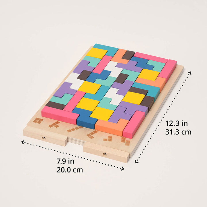 Schuin bovenaanzicht van het bord met alle blokken volledig ingelegd, met maatlijnen die de breedte en lengte van het bord aangeven. 6