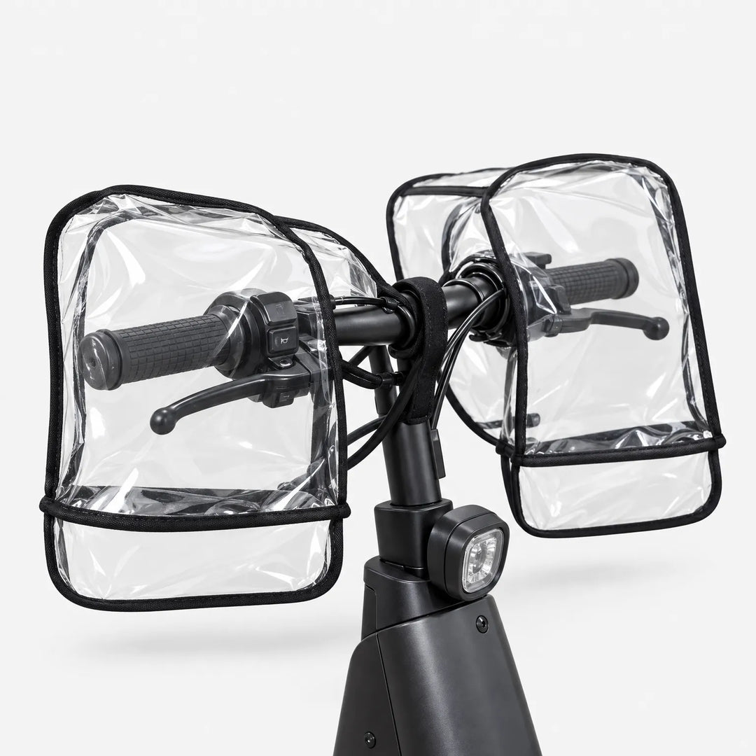 Doorzichtige stuurmoffen om beide stuurhandvatten, gezien vanaf de zijkant met de remhendels en handvatten zichtbaar door het plastic. 4
