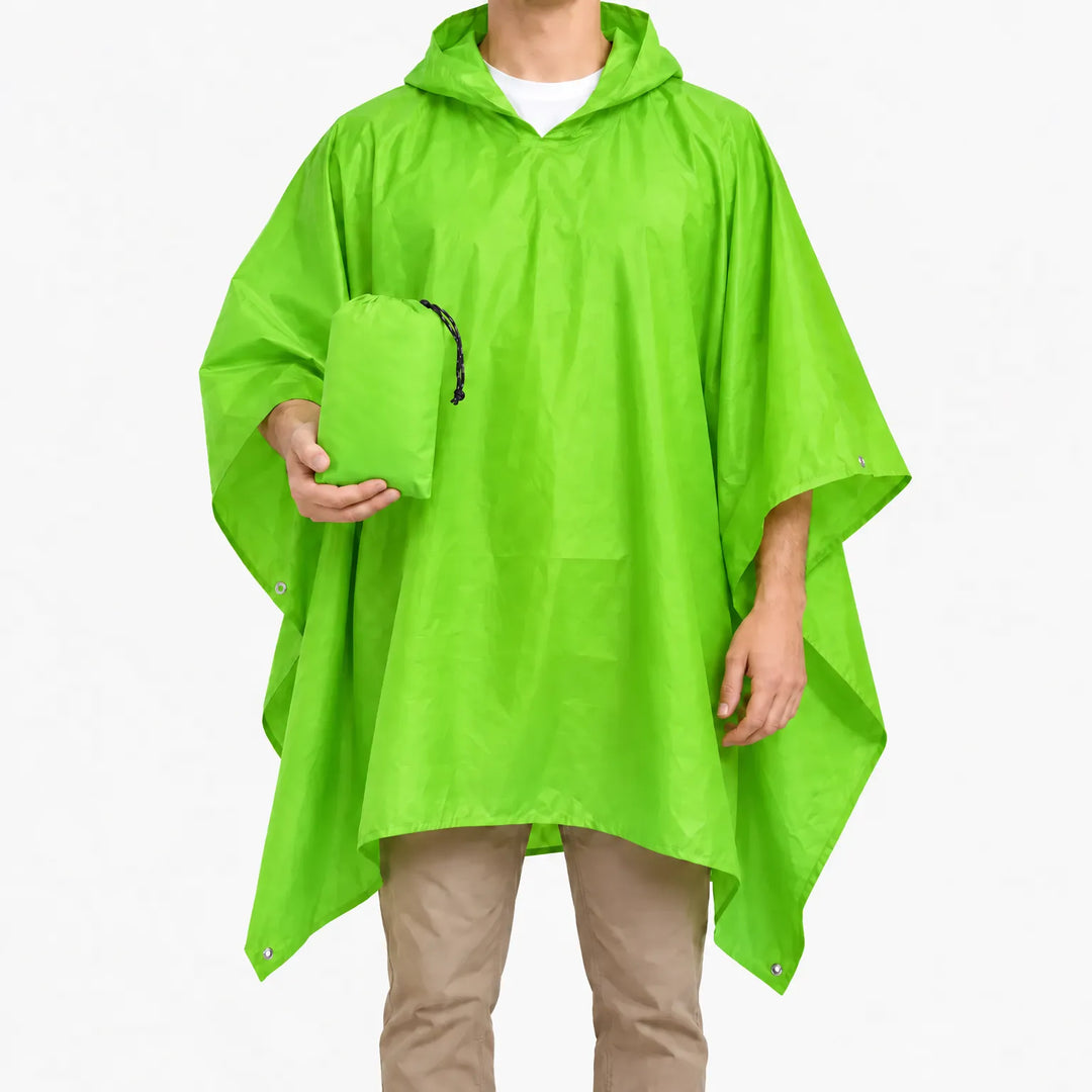 Felgroene poncho met capuchon aan een man, met het bijpassende groene opbergzakje met trekkoord in zijn hand. 7
