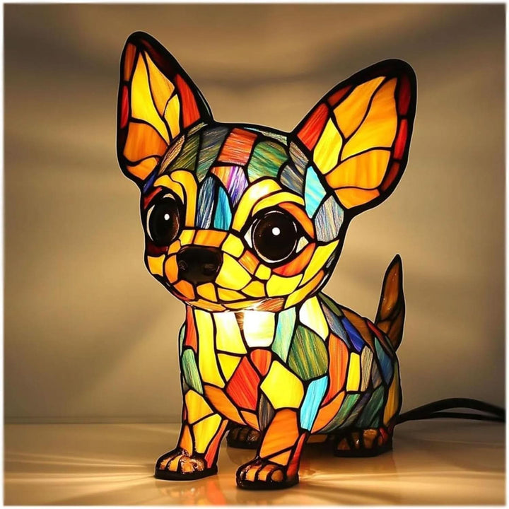Chihuahua-lamp van dichtbij met grote oranje oren en grote ogen, met een zwart snoer dat rechts achter de staart uitkomt. 10