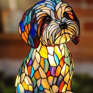 Close-up van de kop en borst van een pluizig hondje als glasmozaïeklamp, met blauwe, oranje en witte stukjes. 17