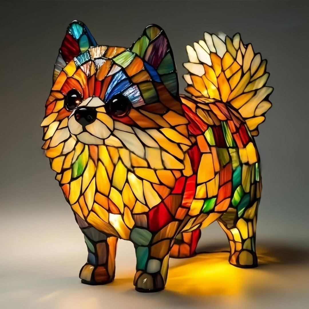 Staande pomeranian-achtige hond als lamp met pluizige gele staart en kleurrijk mozaïek in rood, groen en oranje, met gloed op de grond. 18