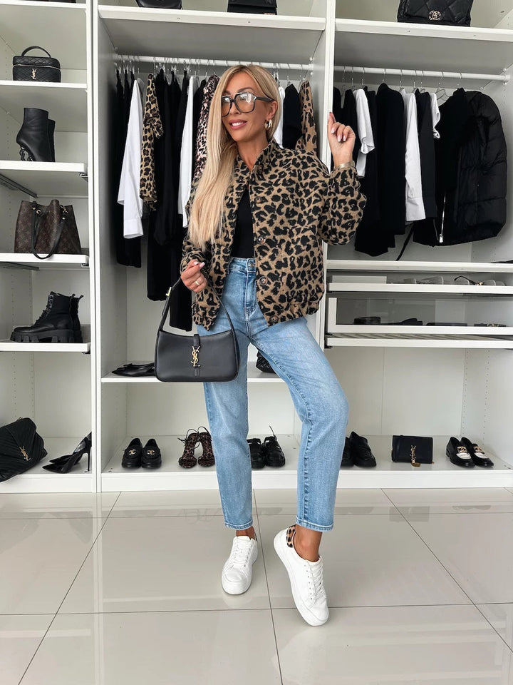 Volledige outfit met het luipaardprint overhemd, een zwarte top, spijkerbroek, witte sneakers en een zwarte schoudertas in een kledingkast. 5
