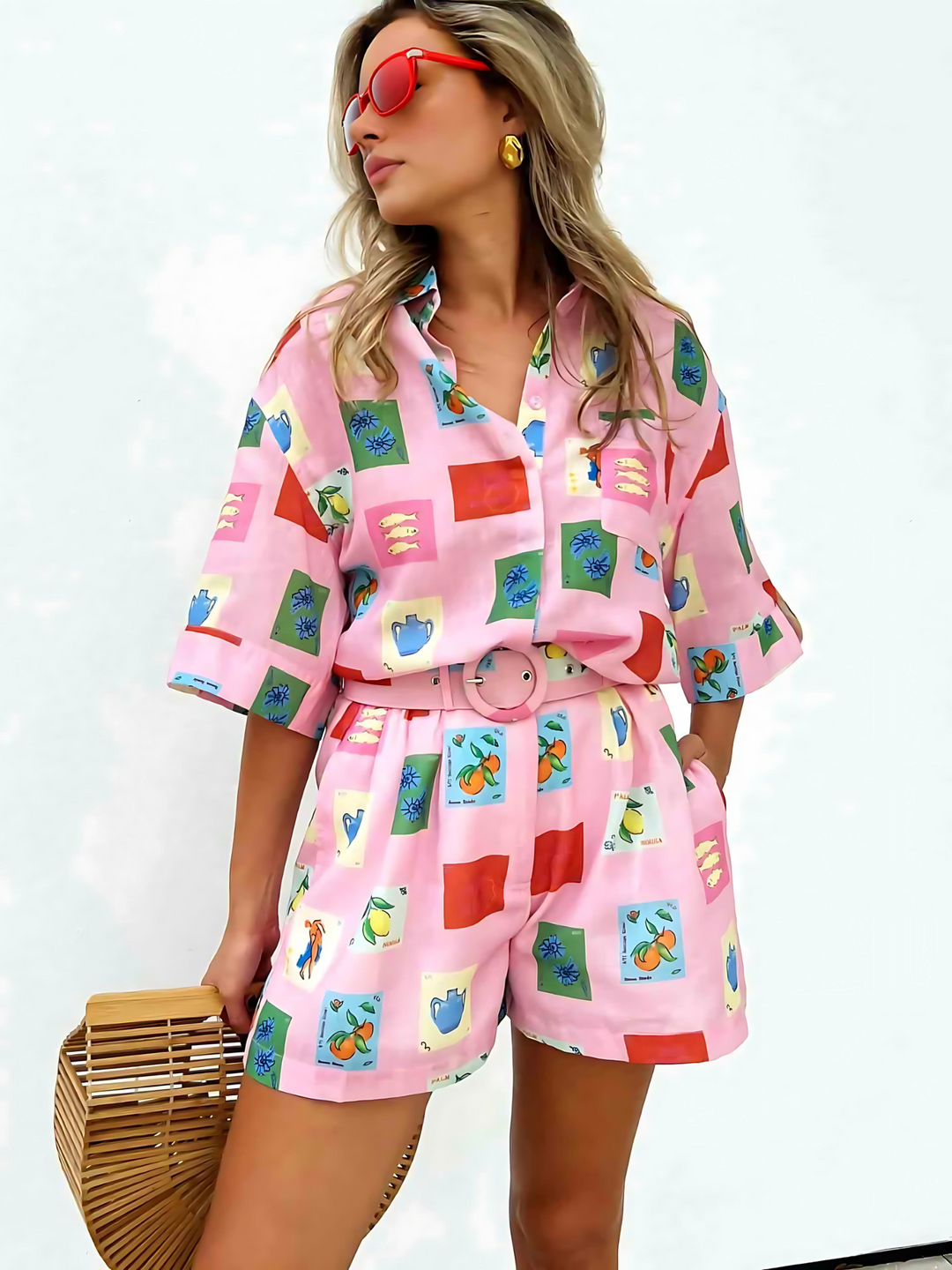 Trendy summer outfit with colorful blouse and shorts - SonneSet