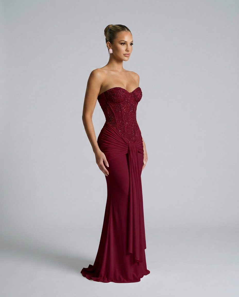 Bordeauxrode strapless jurk met pailletten op het lijfje, van opzij gedragen door model met opgestoken haar 4