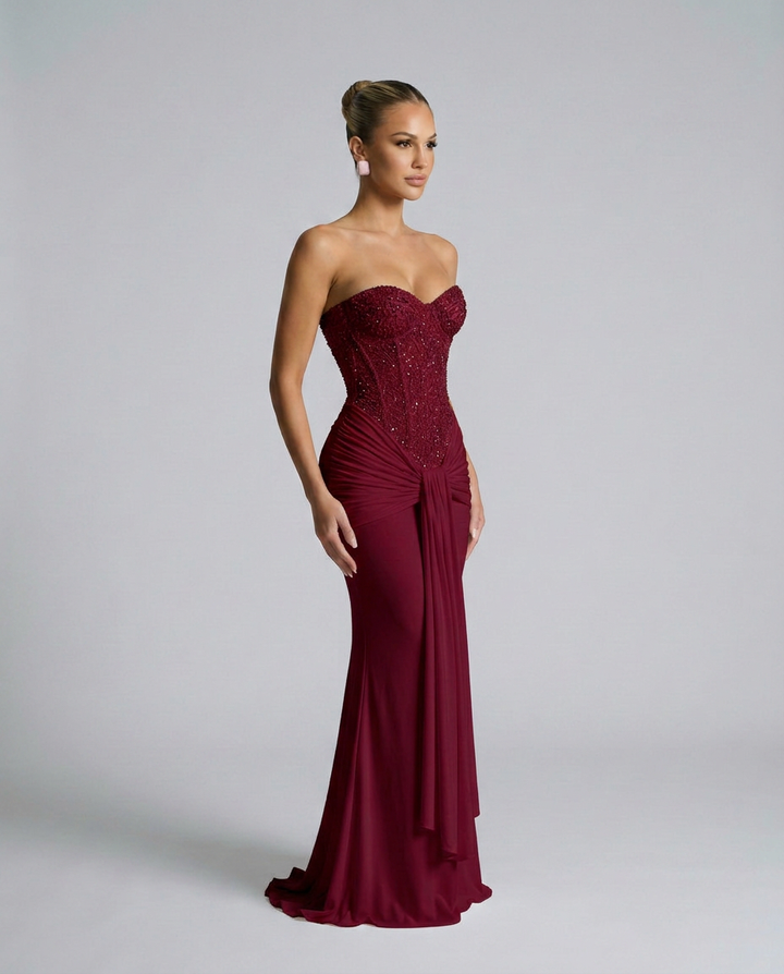 Bordeauxrode strapless jurk met pailletten op het lijfje, van opzij gedragen door model met opgestoken haar 4