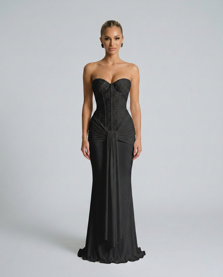 Zwarte strapless jurk met bestikt corsetlijfje en gedrapeerde taille, recht van voren gedragen door model 1