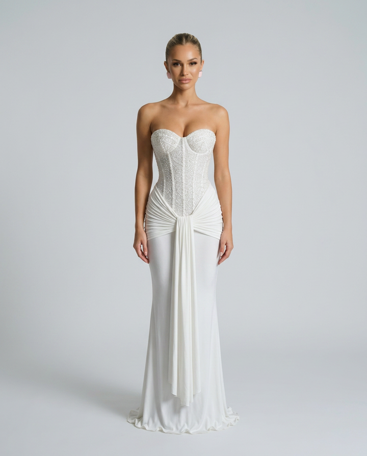 Witte strapless jurk met parelend corsetlijfje en gedrapeerde taille, recht van voren gedragen door model 6