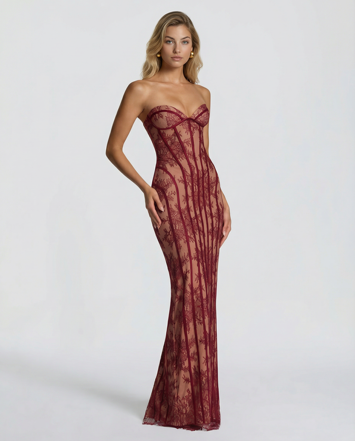 Driekwartsaanzicht van de bordeauxrode kanten maxi-jurk met hartvormige korsetlijn, model met losse blonde golven. 3