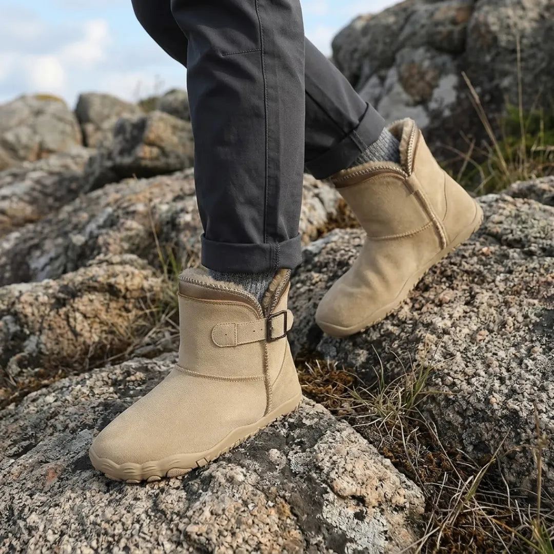 Beige laars gedragen op rotsachtig terrein, met grijze broek en wollen sokken 2