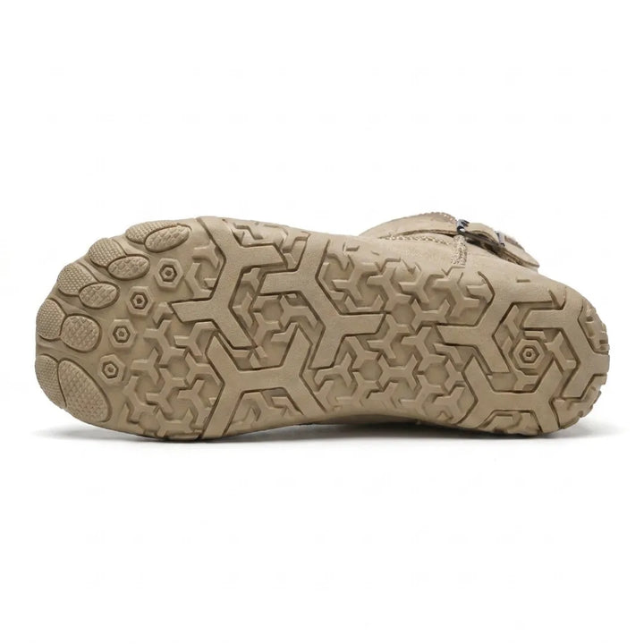 Onderkant van de beige laars met diep hexagonaal profiel en brede tenzone 9