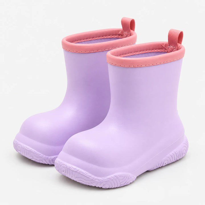 Schuin vooraanzicht van een paar lila laarsjes met roze rand, roze trekkus en een zool met rond golfpatroon. 4