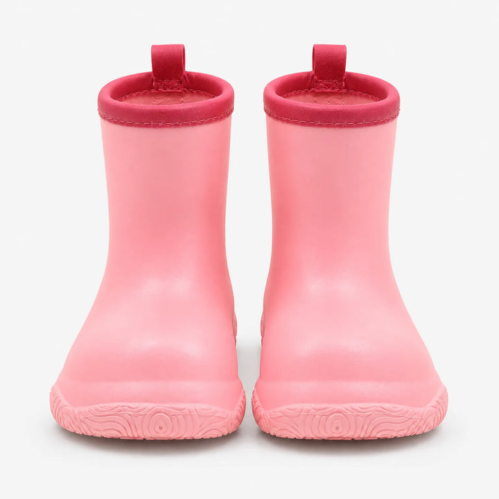 Roze laarsjes van voren gezien op een witte achtergrond, met donkerroze rand, trekkus en een zichtbaar profiel op de zool. 5