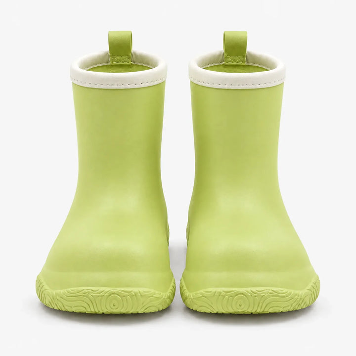Groene laarsjes van voren gezien op een witte achtergrond, met crèmekleurige rand, trekkus en gegolfd profiel onder de neus. 7