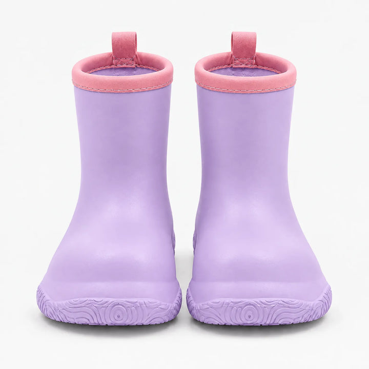 Lila laarsjes van voren gezien op een witte achtergrond, met roze rand en roze trekkus bovenaan de schacht. 9