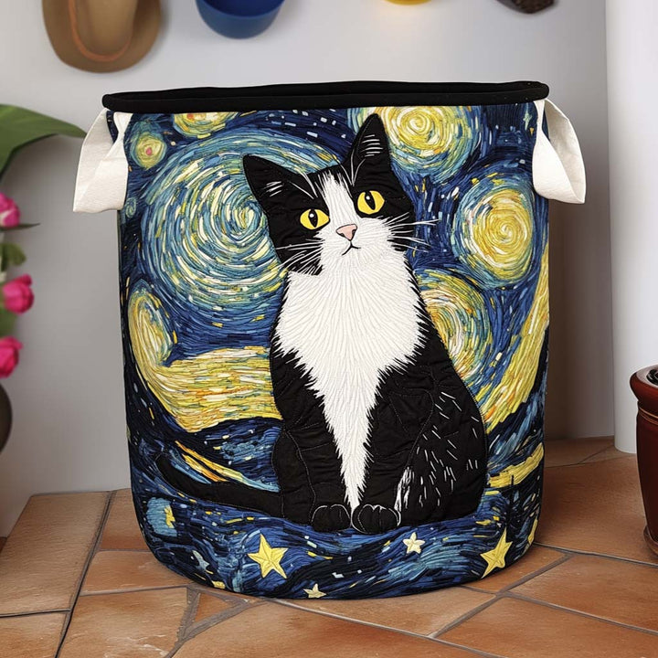 Ronde stoffen mand met zwart-witte kat voor een sterrennacht in blauw en geel, met witte handvatten, op een tegelvloer. 1