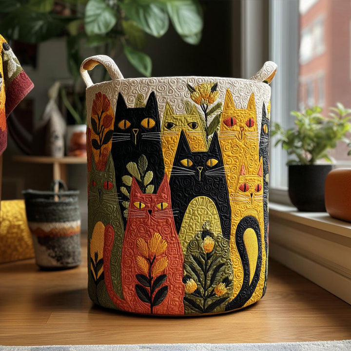 Ronde gewatteerde wasmand met crèmekleurige handvatten en een print van gekleurde katten en bloemen, staand op een houten vloer bij het raam. 1