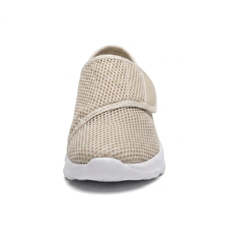 Beige mesh schoen van voren gezien, met de brede neus, het klittenbandriempje en de witte zool. 35