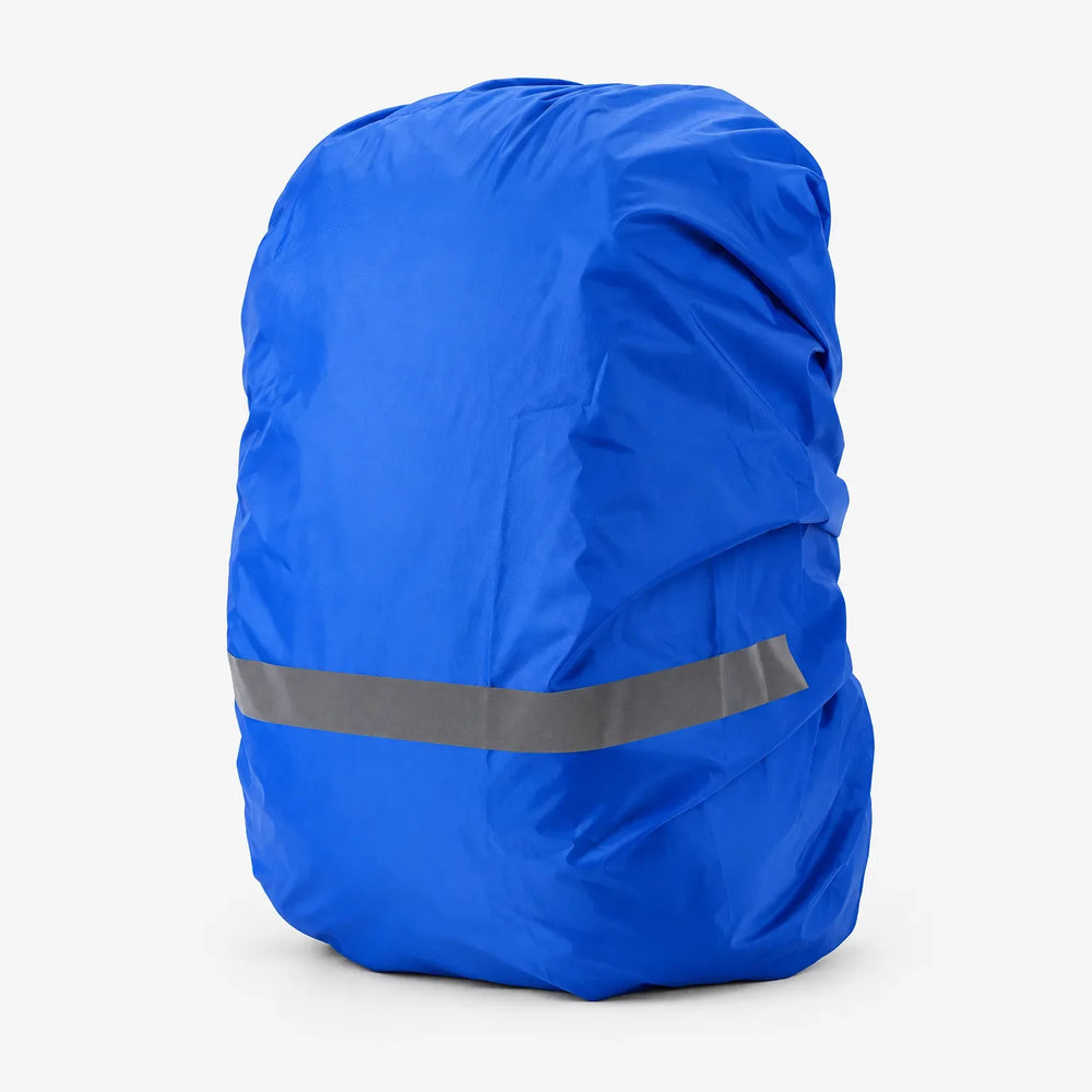 Blauwe regenhoes over een rugzak met een grijze reflecterende streep onderaan, gefotografeerd op een witte achtergrond. 2