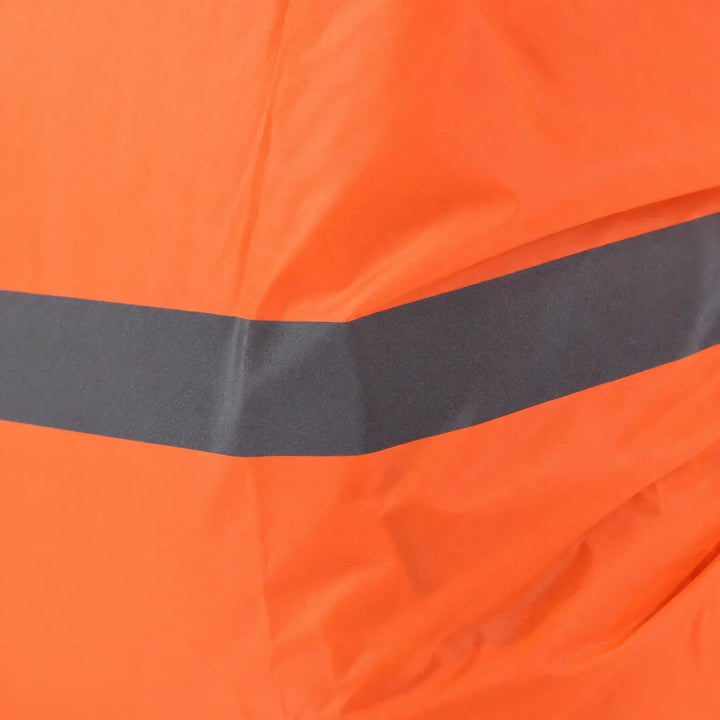 Close-up van de grijze reflecterende streep op oranje regenhoesstof, met de plooien van het materiaal goed zichtbaar. 5