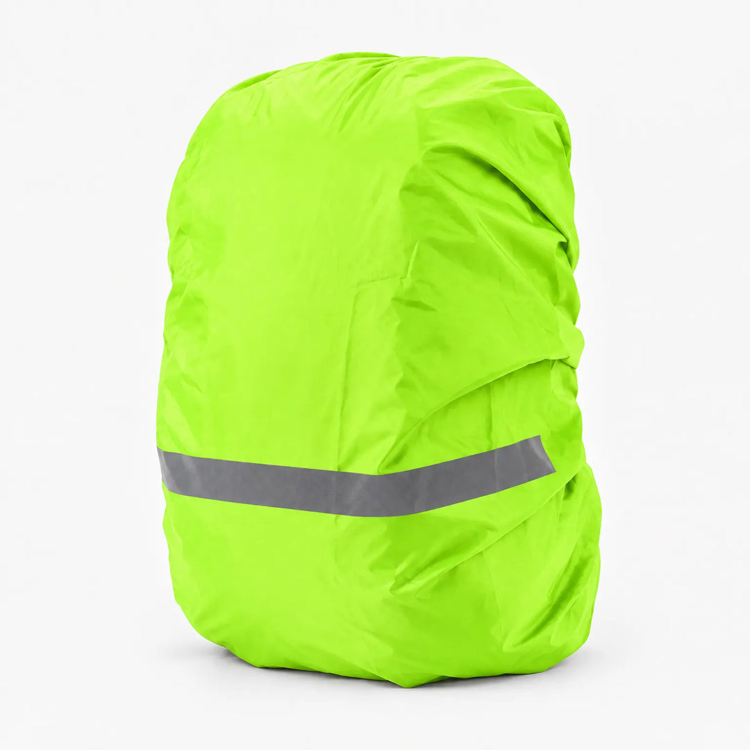 Felgroene regenhoes over een rugzak met een grijze reflecterende streep onderaan, op een witte achtergrond. 6