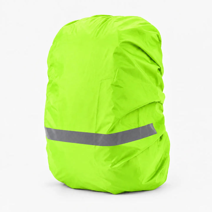 Felgroene regenhoes over een rugzak met een grijze reflecterende streep onderaan, op een witte achtergrond. 6