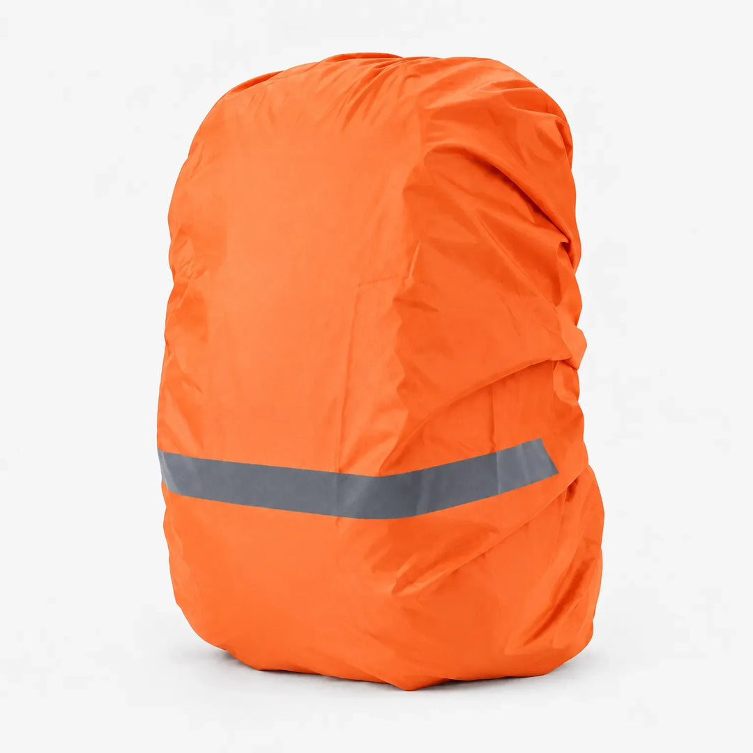 Oranje regenhoes over een rugzak met een grijze reflecterende streep onderaan, gefotografeerd op een witte achtergrond. 7