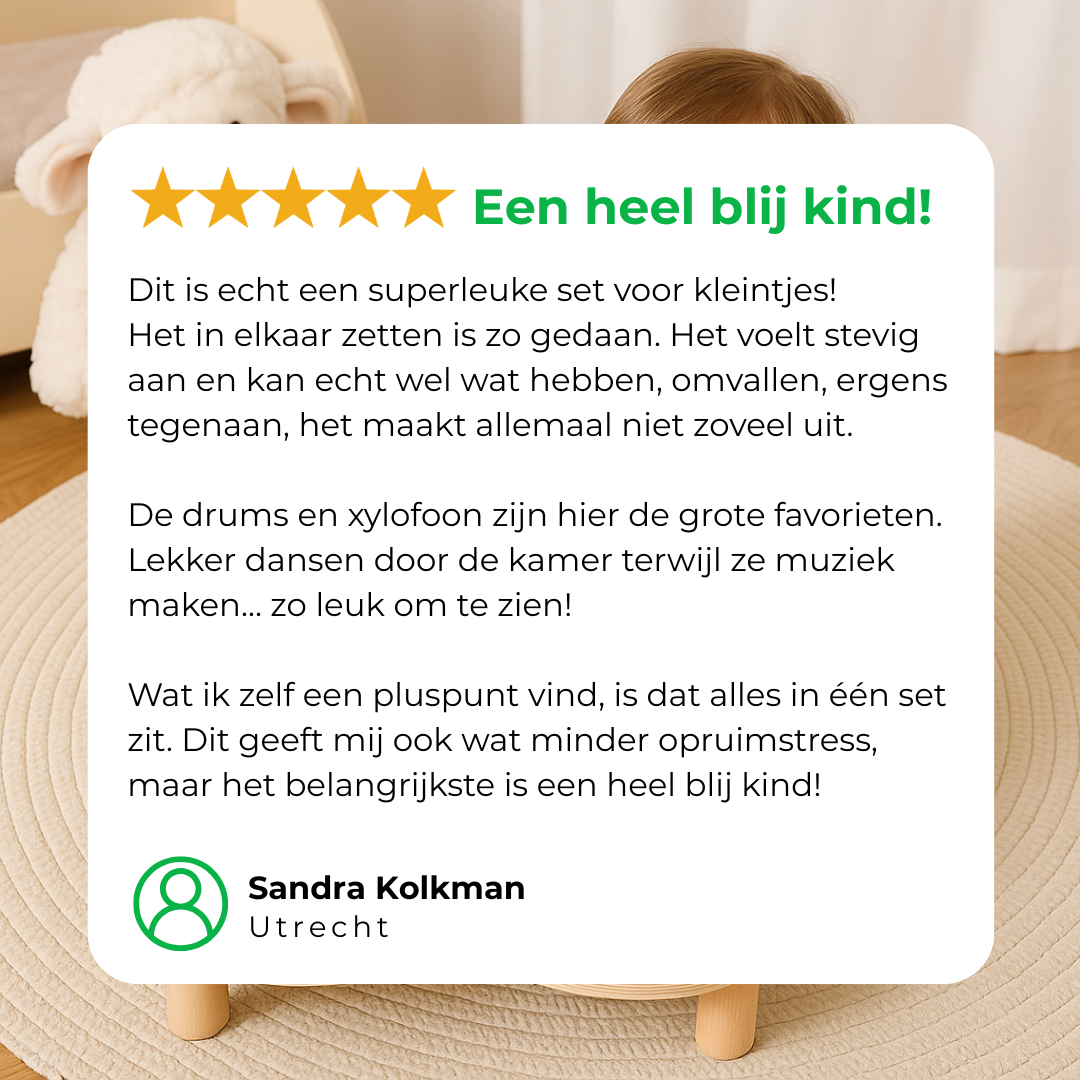 Klantbeoordeling met vijf sterren in Dutch tekstkader, geplaatst over een foto van een kind op de muziektafel. 7