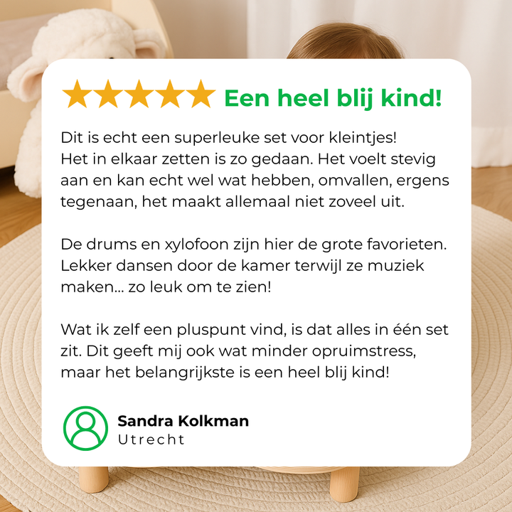 Klantbeoordeling met vijf sterren in Dutch tekstkader, geplaatst over een foto van een kind op de muziektafel. 7