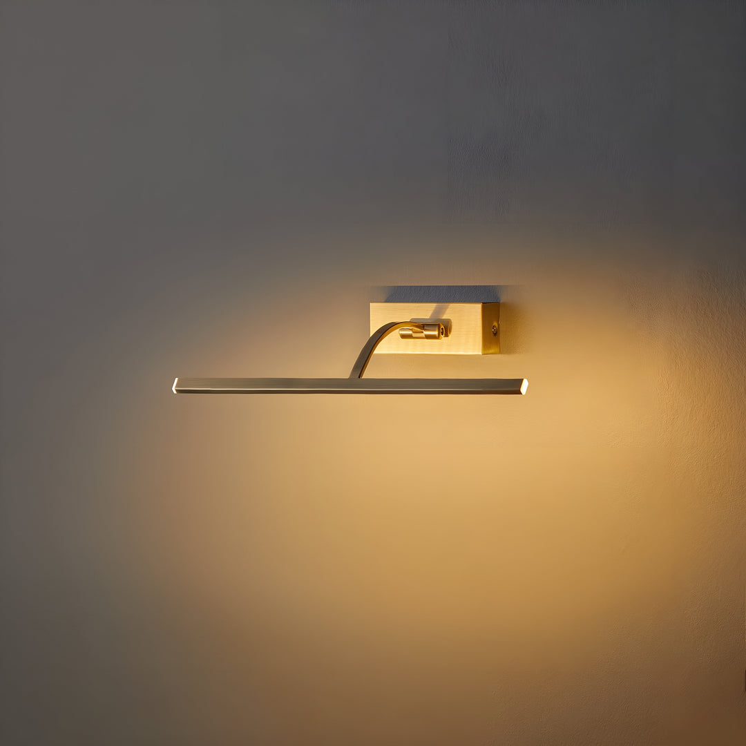 Aanstaande messing wandlamp met gebogen arm, schuin gezien, die een warme gloed over de muur verspreidt 3