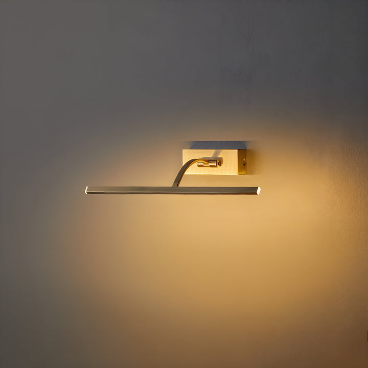 Aanstaande messing wandlamp met gebogen arm, schuin gezien, die een warme gloed over de muur verspreidt 3