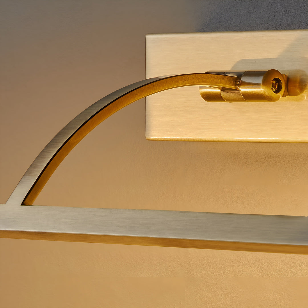 Close-up van de gebogen arm en het draaipunt aan de wandplaat van de geborstelde messing lamp 9