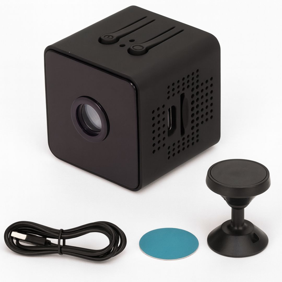 Zwarte camera met lens vooraan, naast een opgerold usb-kabel, een blauwe plakschijf en een zwarte magnetische standaard als meegeleverde accessoires. 7