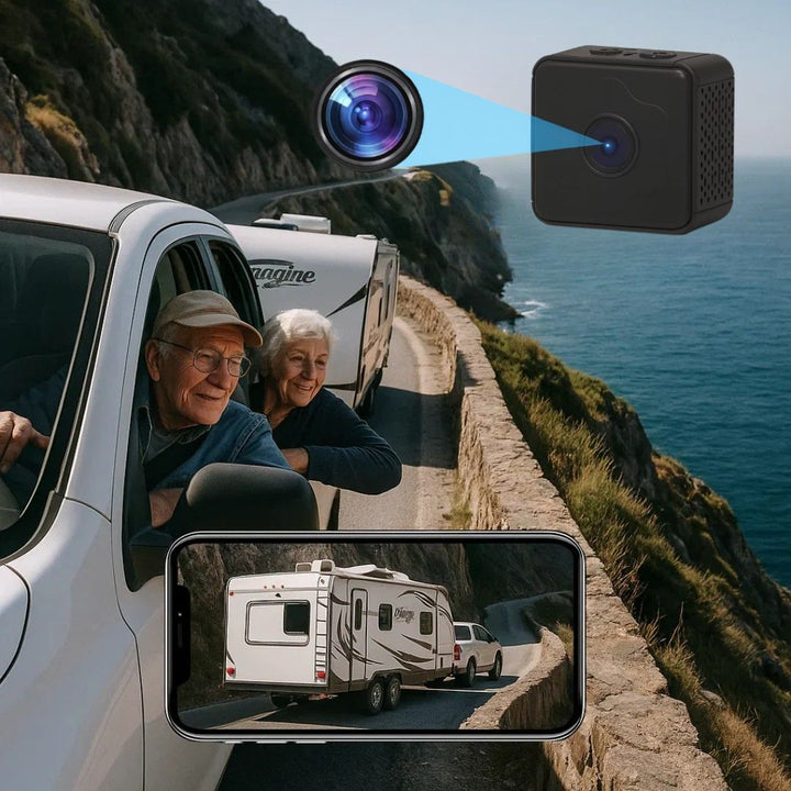 Oudere bestuurder en passagier kijken uit het raam van een auto met caravan op een kustweg, met het camerabeeld op een smartphone. 1