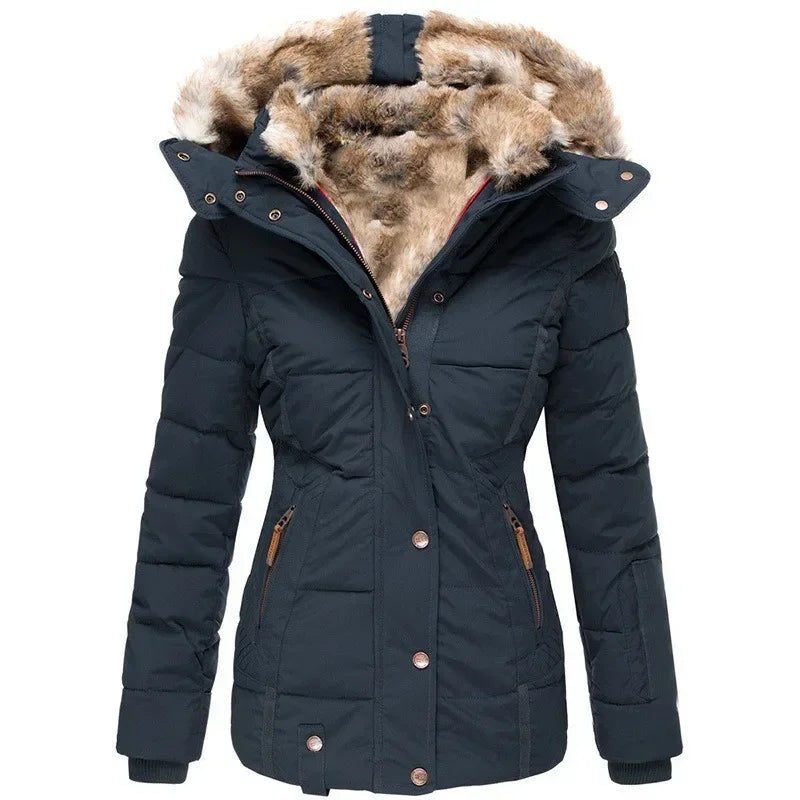 Donkerblauwe winterparka met gewatteerde mouwen, drukknopen en capuchon met dikke imitatiebontvoering, vooraanzicht op witte achtergrond. 10